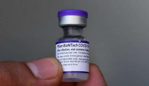 © Frederic J. BROWN Frasco com doses da vacina contra a covid-19 da Pfizer